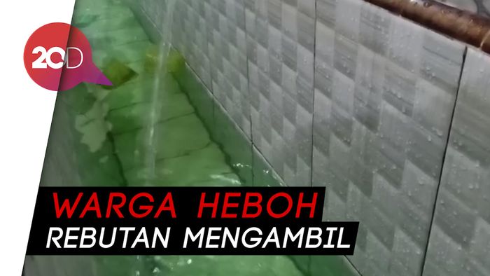 Air Masjid Al Mubarok Mendadak Hijau Seperti Sirup