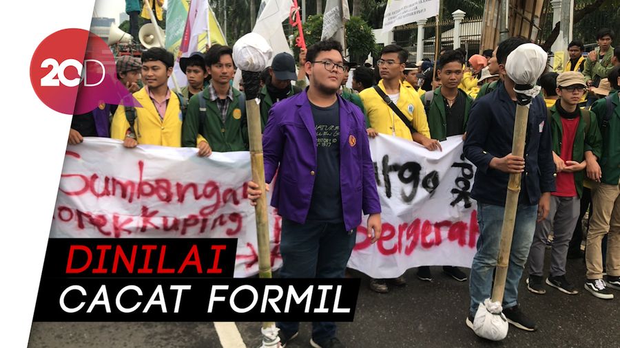 Bawa Korek Kuping Raksasa, Mahasiswa Demo di DPR Tolak RUU Omnibus Law