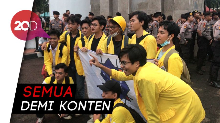Demo Mahasiswa Usai, Pintu Gerbang DPR Jadi Sasaran Foto