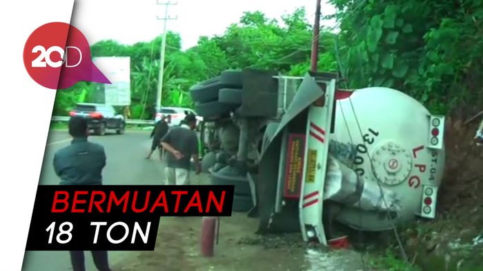 Diduga Rem Blong, Gas Bermuatan Elpiji Terguling di Mamuju