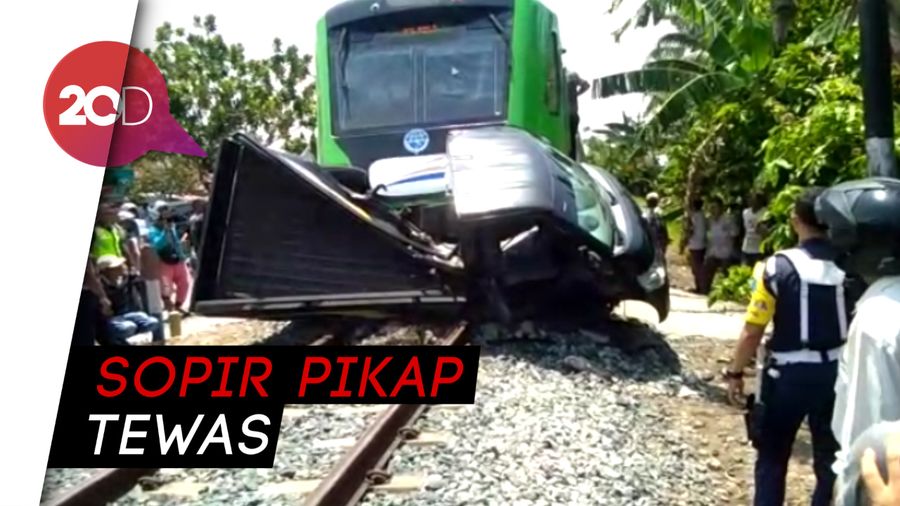 Kecelakaan Fatal di Padang, Pikap Tertabrak KA dan Terseret 200 Meter