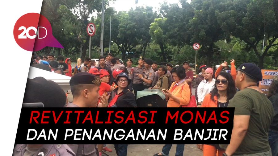 Massa Demo di Kantor Anies Ricuh, Pamdal Wanita Terluka