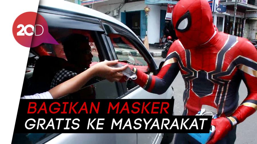 Aksi Spiderman Parepare Berhati Mulia Bagi-Bagikan Masker Gratis