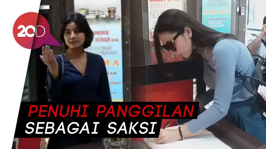 Awkarin Sambangi Polda Jatim Terkait Kasus Carding