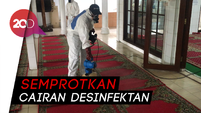 Cegah Corona, DMI Gelar Operasi Semprot Masjid di Jakarta