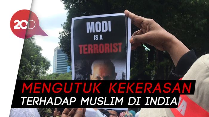 PA 212-FPI Demo di Samping Kedubes India, Jalan Rasuna Said Padat