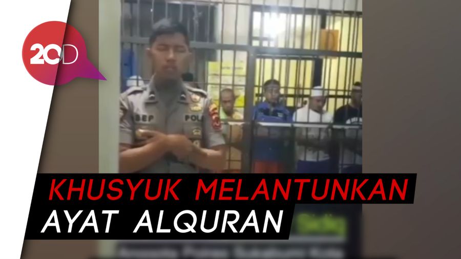 Polisi Muda Bersuara Merdu Imami Tahanan Salat