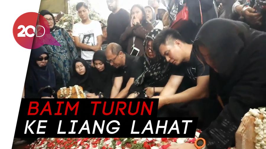 Tangis Baim Wong Iringi Pemakaman Sang Ibunda