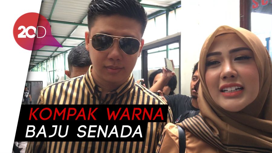 Hadiri Sidang Ikan Asin, Rey Utami dan Pablo Pakai Baju Couple