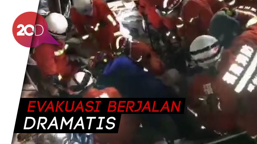 Ibu dan Anak Ditemukan Selamat dari Reruntuhan Hotel Xinjia