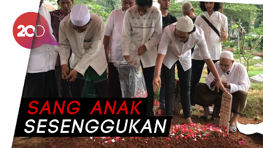 Isak Tangis Keluarga Antar Rama Aiphama ke Pemakaman