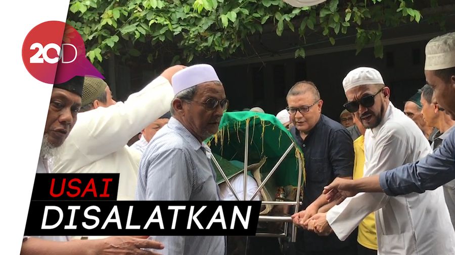 Keluarga Antar Jenazah Rama Aiphama ke TPU Yayasan Mohdar
