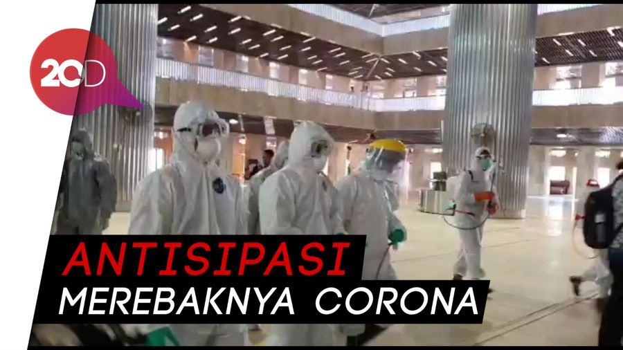 Jokowi Pantau Istiqlal yang Disemprot Disinfektan