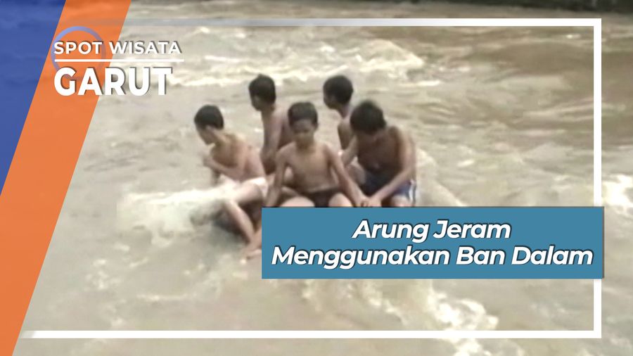Serunya Arung Jeram Dengan Ban Dalam di Sungai Cimanuk Garut