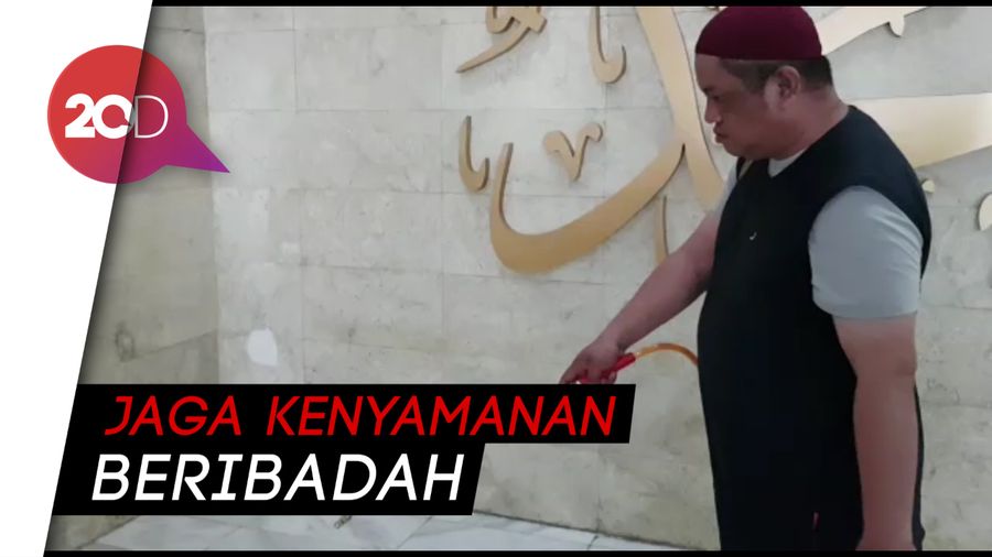 Masjid Disemprot Cairan Disinfektan Cegah Penyeberan Virus Corona