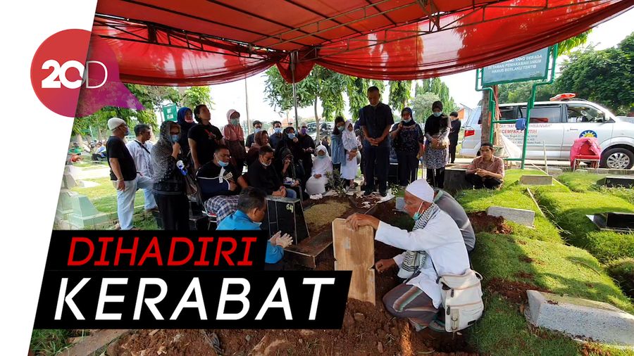Tangis Rheina Ipeh Antar Ayahanda Tercinta ke Peristirahatan Terakhir