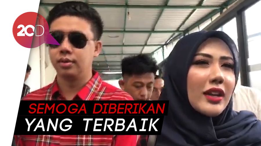 Senyum Rey Utami dan Pablo Benua Hadapi Sidang Tuntutan Ikan Asin