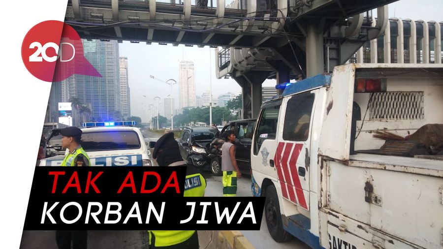 2 Mobil Adu Banteng di Jalur Transjakarta Jenderal Sudirman