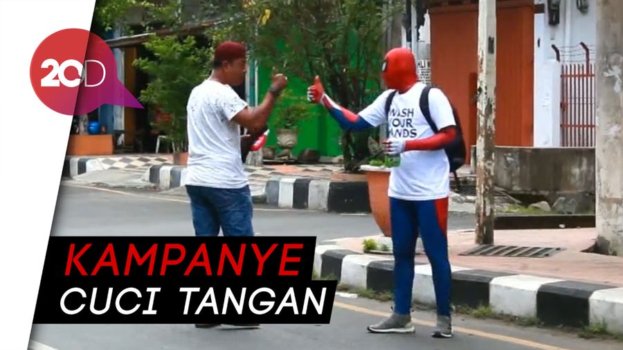 Lawan Corona, Spider-Man Parepare Bagi-bagi Hand Sanitizer  