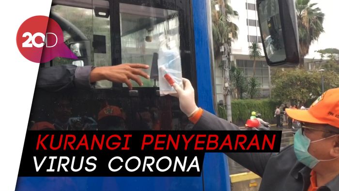 Cegah Corona, Kosgoro Bagikan Masker & Hand Sanitizer di HI