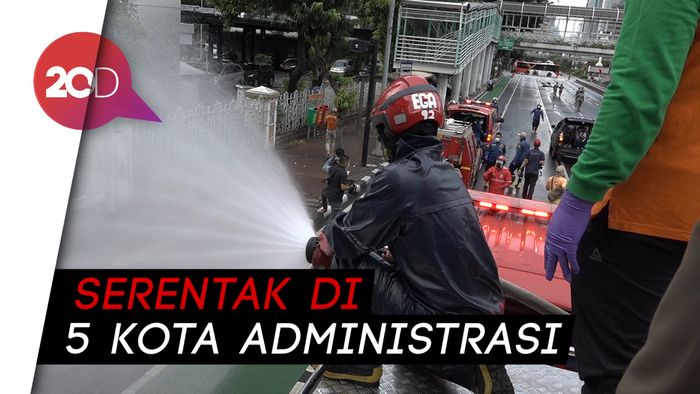 Basmi Corona, Sejumlah Ruas Jalan Ibu Kota Disemprot Disinfektan
