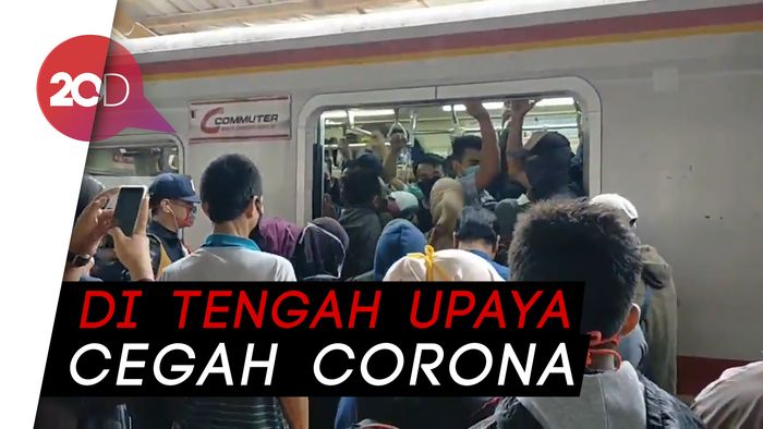 Dibatasi, Penumpang KRL Malah Menumpuk
