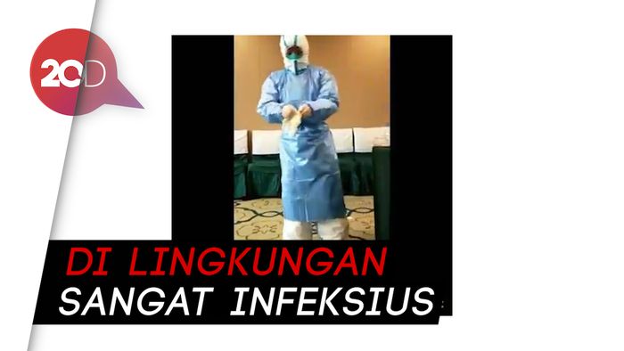 Tangani Pasien Corona, Tim Medis Kenakan Berlapis-Lapis APD