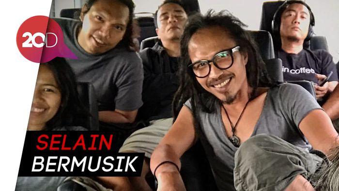 Lawan Bosan Akibat Corona, Ipang Otak-atik Perabotan Kayu