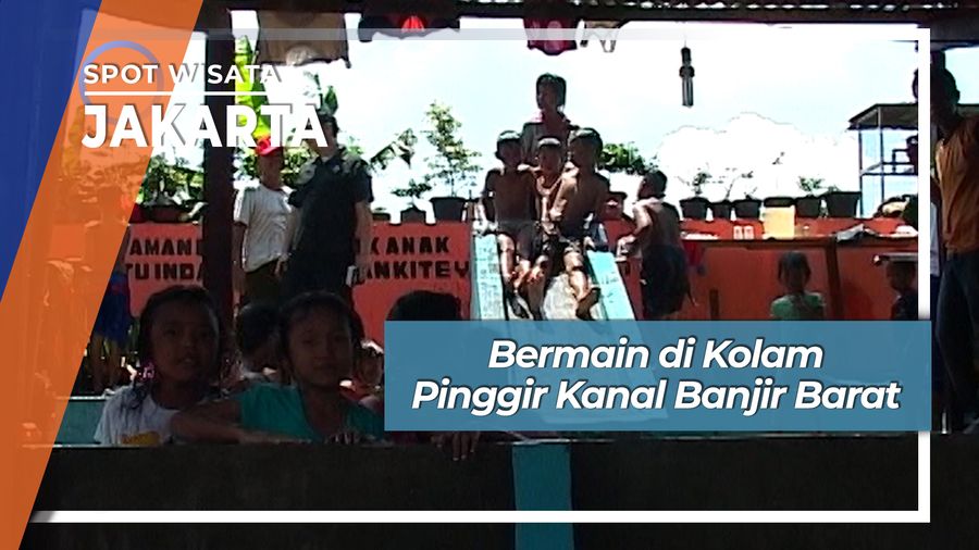 Bermain di Kolam Pinggir Kanal Banjir Barat, Jakarta