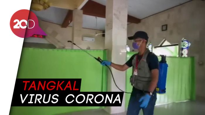 Mahasiswa Makassar Semprot Disinfektan di RS hingga Masjid