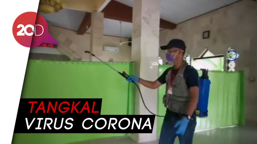 Mahasiswa Makassar Semprot Disinfektan di RS hingga Masjid