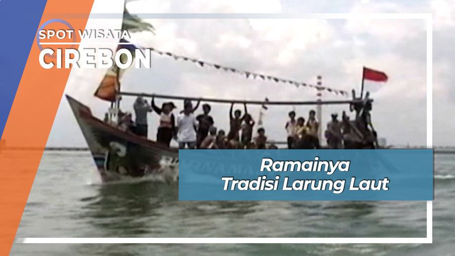 Ramai Tradisi Larung Laut Desa Bandengan Mundu Cirebon