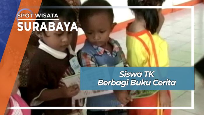 Siswa TK Berbagi Buku Cerita, Surabaya