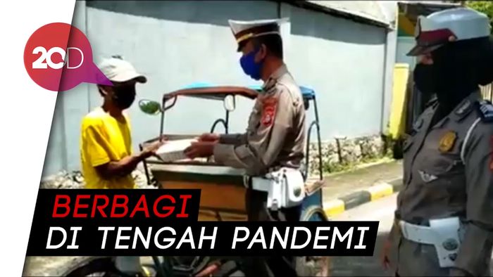 Di Tengah Pandemi Corona, Polantas Pinrang Berbagi Nasi Bungkus