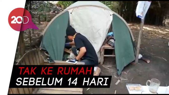 Isolasi Diri, Pemudik Ini Bikin Tenda Dekat Kuburan