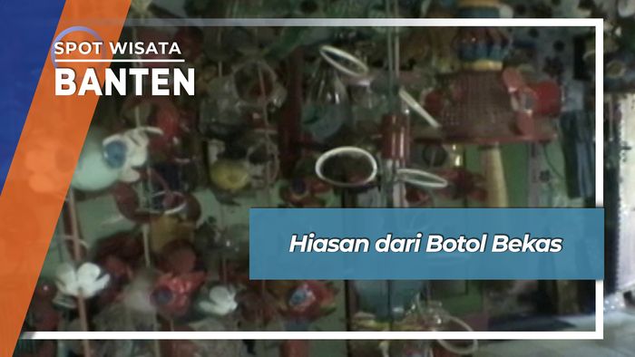 Menyiram Tanaman Plastik dari Botol Bekas Banten
