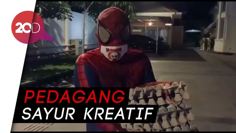 Pandemi Corona, Spiderman di Solo Jadi Pedagang Sembako