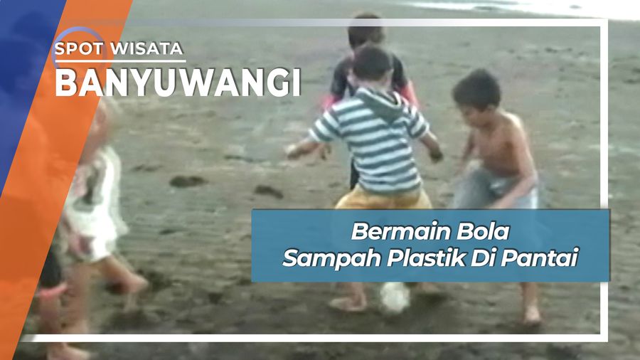 Anak Bermain Bola Sampah Plastik Di Pantai Grajagan Banyuwangi