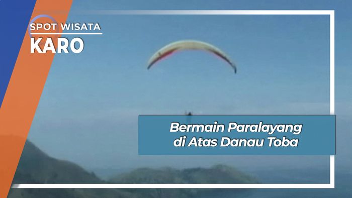Paralayang di Atas Danau Toba Sumatera Utara