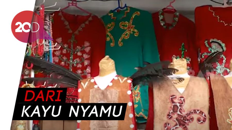 Melihat Pembuatan Baju Kulit Kayu Khas Dayak