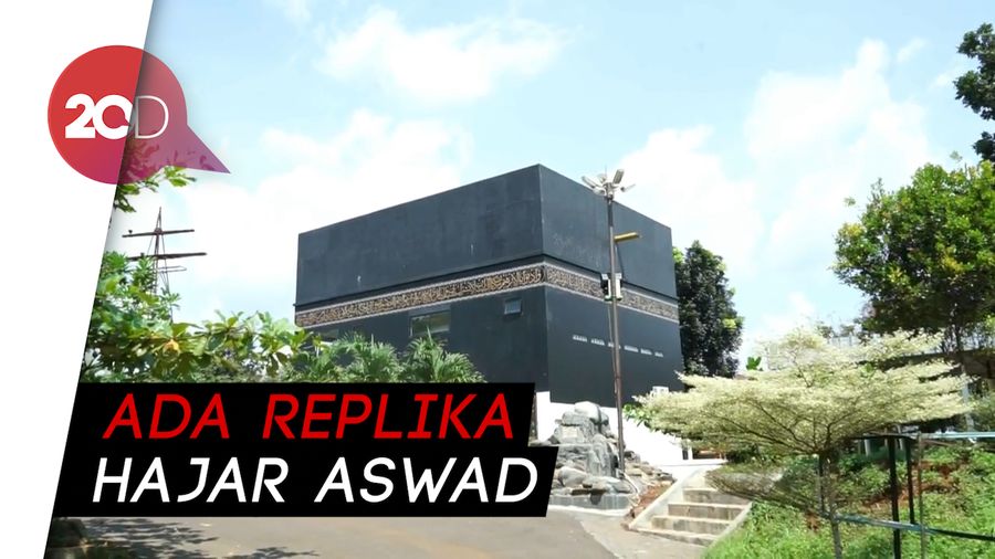 Melihat Masjid Mirip Kabah di Subang