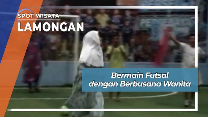 Bermain Futsal dengan Berbusana Wanita, Lamongan