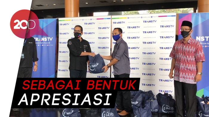 Peduli Warga, Trans TV Bagikan 300 Paket Sembako Lebaran