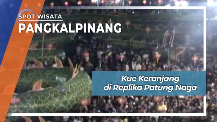 Kue Keranjang Pada Patung Naga Desa Kenanga Sungailiat Bangka 