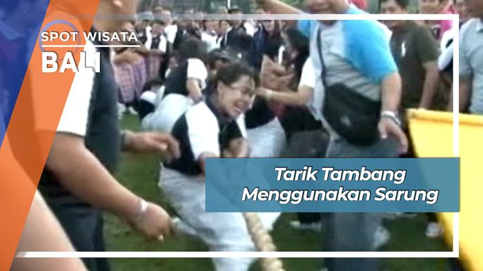 Tarik Tambang Menggunakan Sarung di Denpasar Bali