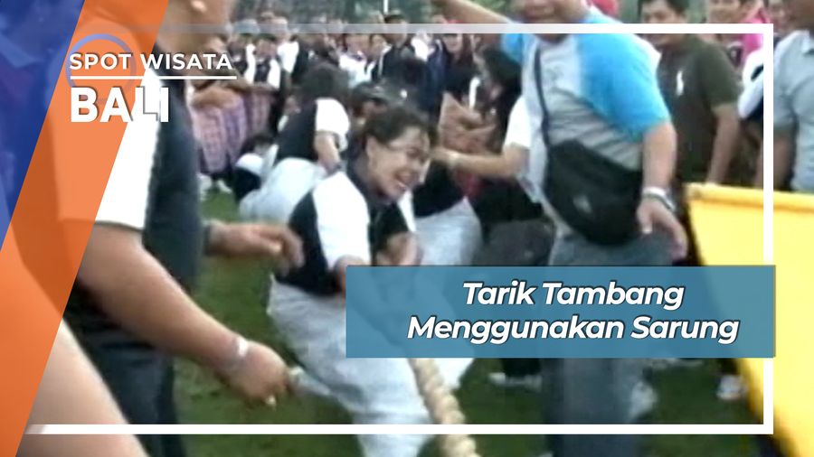 Tarik Tambang Menggunakan Sarung di Denpasar Bali