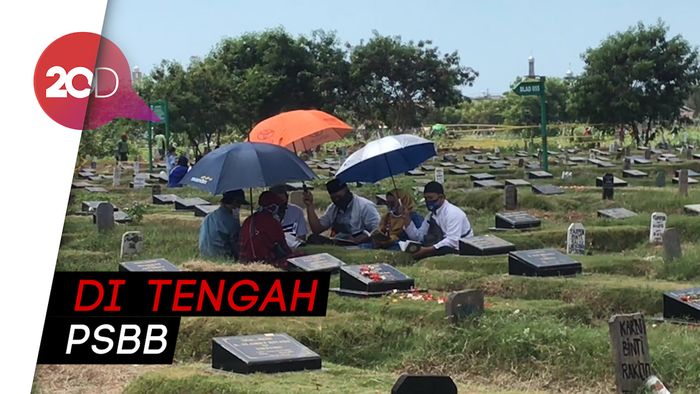 Peziarah Ramaikan TPU Tegal Alur