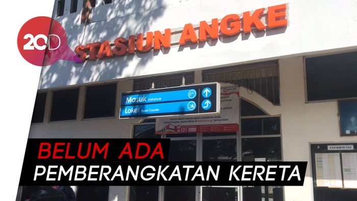 Stasiun Angke Tutup Sementara, Penumpang Menunggu di Luar!