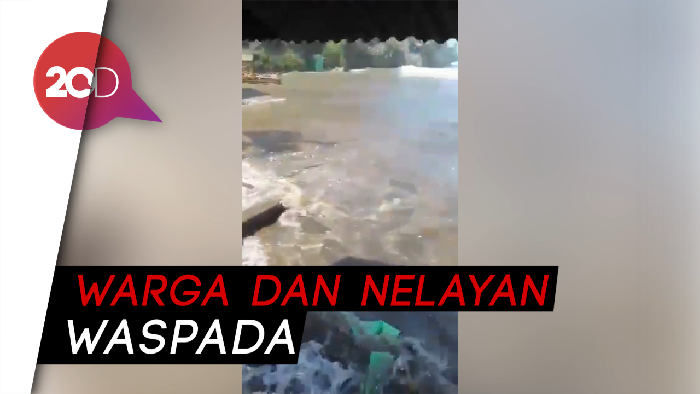Gelombang Tinggi di Laut Selatan, Sejumlah Warung-Gazebo Rusak