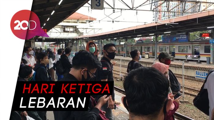 Stasiun Tanah Abang Ramai, Petugas-TNI Imbau Jaga Jarak